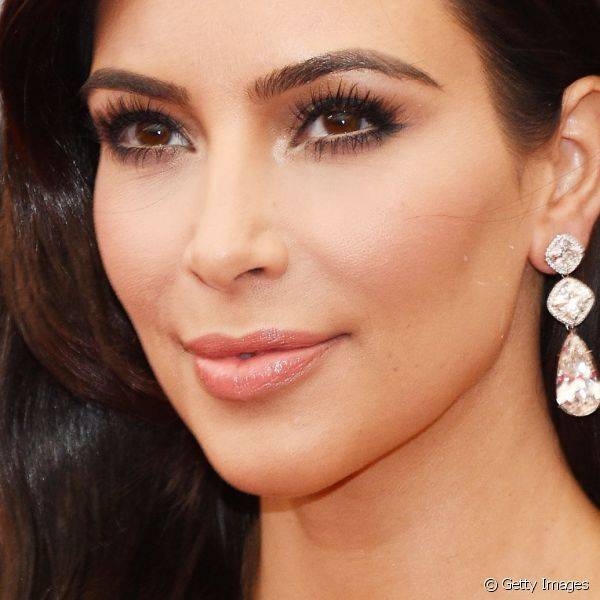 Kim Kardashian investiu no esfumado marrom de uma forma mais elaborada, com delineador preto e linha d'água marcada por lápis bege